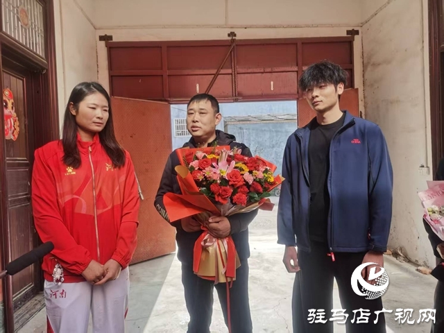 駐馬店姑娘許盈盈全運(yùn)會(huì)奪金載譽(yù)歸來(lái) 受到家鄉(xiāng)父老鄉(xiāng)親熱烈歡迎
