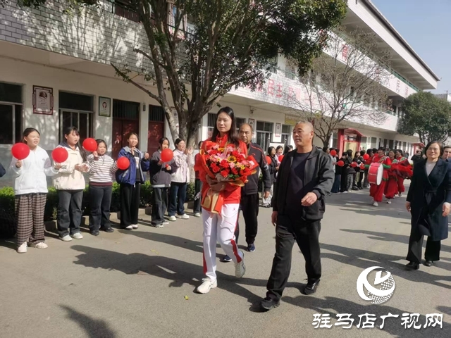 駐馬店姑娘許盈盈全運(yùn)會(huì)奪金載譽(yù)歸來(lái) 受到家鄉(xiāng)父老鄉(xiāng)親熱烈歡迎