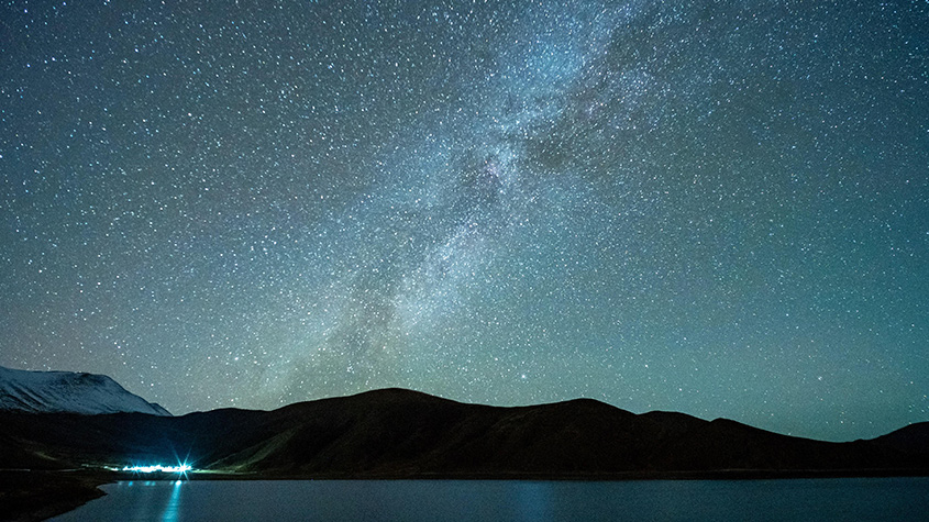 銀河璀璨 獅子座流星劃過西藏羊湖上空