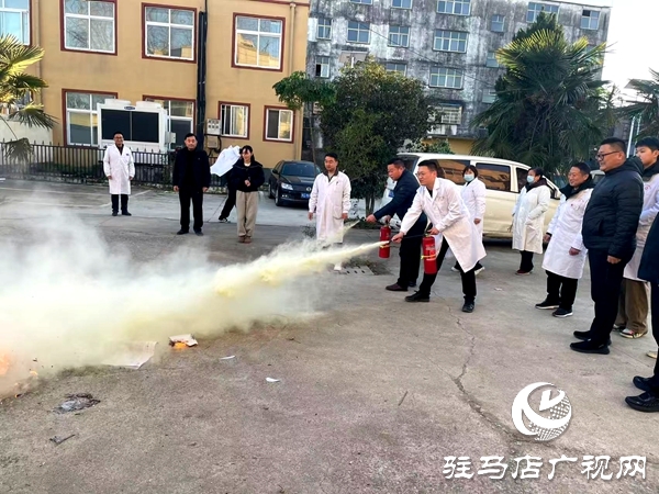 以演筑防 守護(hù)安康——平輿縣萬金店鎮(zhèn)衛(wèi)生院開展冬季消防演練