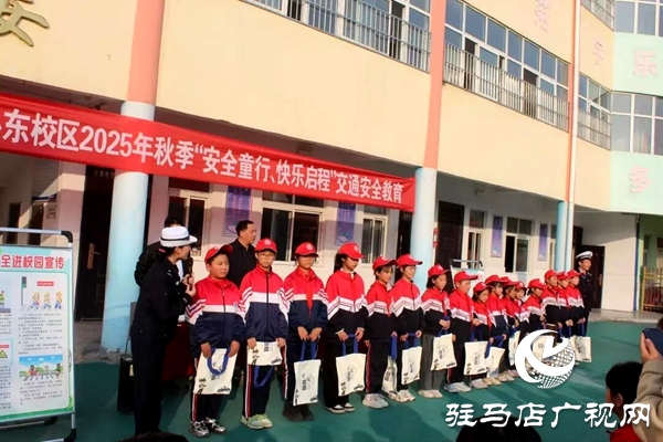 平輿縣公安局交警大隊民警走進(jìn)古槐二小東校區(qū)開展交通安全課