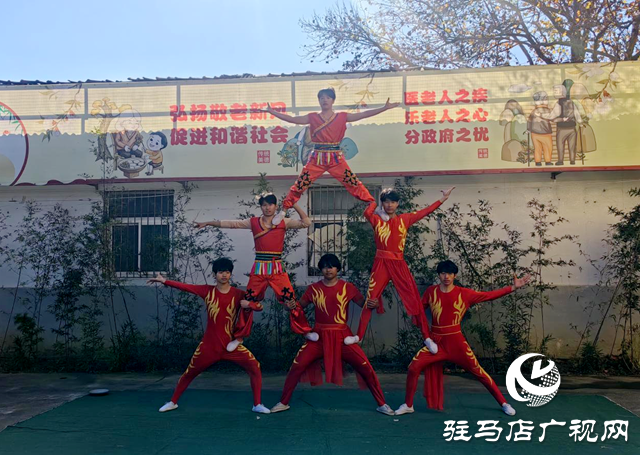 驛城區(qū)香山街道:文藝匯演暖“夕陽”
