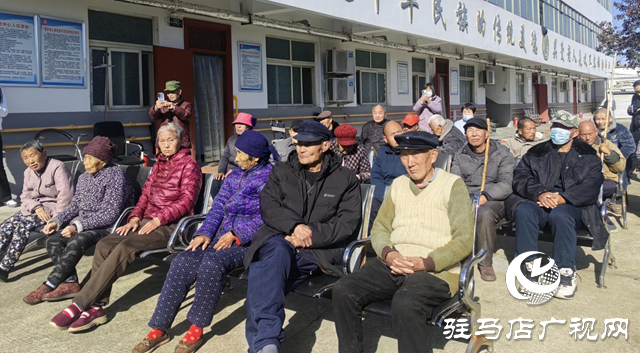 驛城區(qū)香山街道:文藝匯演暖“夕陽”