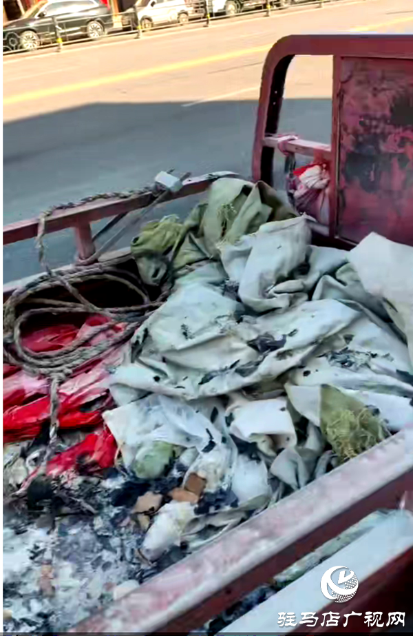 平輿縣6路公交司機(jī)路遇三輪車起火果斷施救贏得了乘客與市民的紛紛點(diǎn)贊