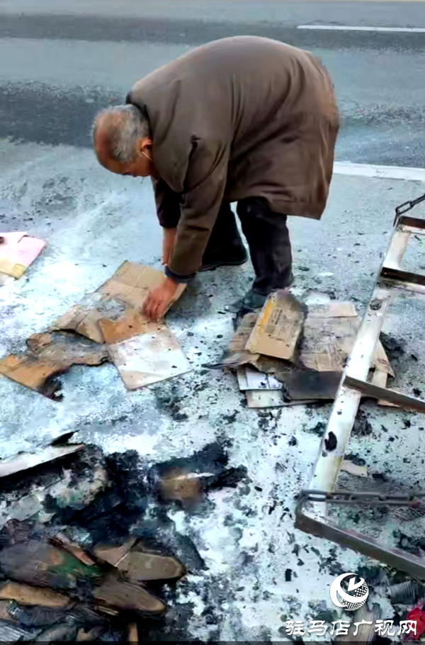 平輿縣6路公交司機(jī)路遇三輪車起火果斷施救贏得了乘客與市民的紛紛點(diǎn)贊