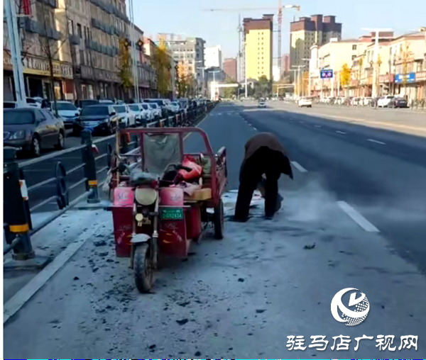 平輿縣6路公交司機(jī)路遇三輪車起火果斷施救贏得了乘客與市民的紛紛點(diǎn)贊