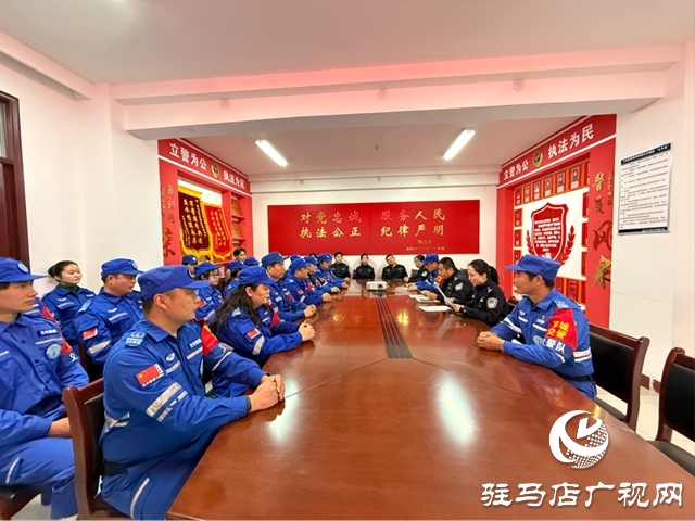 驛城交警聯(lián)合天中救援隊舉行交管義警隊授旗儀式 警民攜手筑牢交通防線