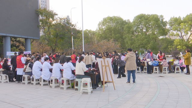 駐馬店市職工心理健康服務(wù)中心舉行“心的游樂(lè)場(chǎng)”心理集市活動(dòng)