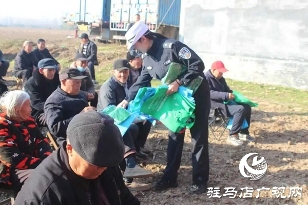 預(yù)熱122！平輿交警“美麗鄉(xiāng)村行”走進張樓村，安全禮包送到家
