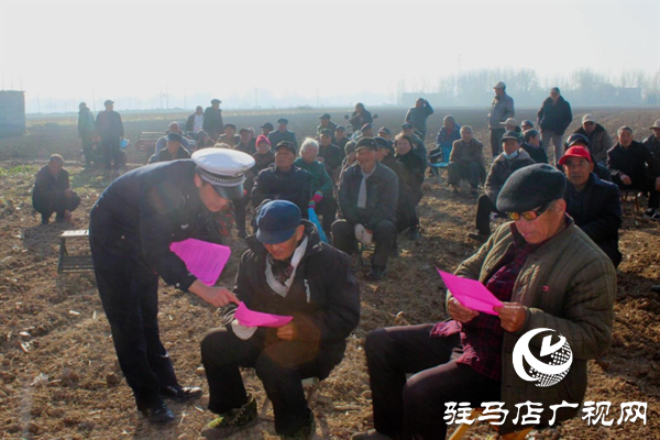 預(yù)熱122！平輿交警“美麗鄉(xiāng)村行”走進張樓村，安全禮包送到家