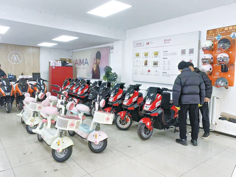 新國(guó)標(biāo)電動(dòng)自行車上市在即，門店庫(kù)存車卻現(xiàn)“搶購(gòu)潮” 舊國(guó)標(biāo)車即將淘汰為何成了香餑餑？