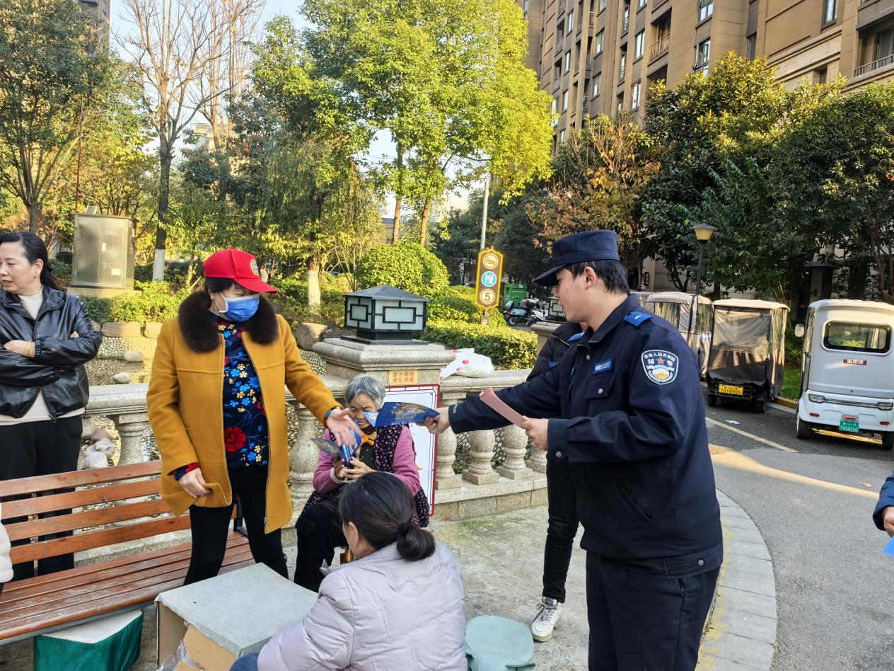駐馬店市公安局示范區(qū)分局開展反詐知識進社區(qū)活動  