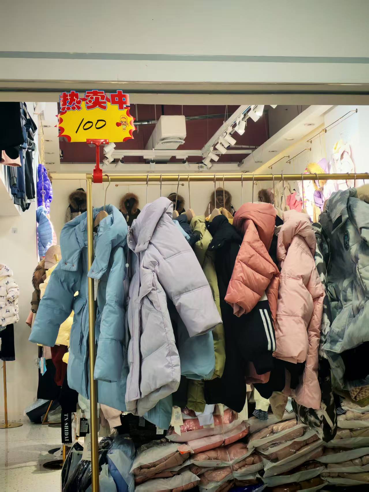 羽絨服漲價和豬肉有關(guān)？揭秘漲價背后的隱藏邏輯