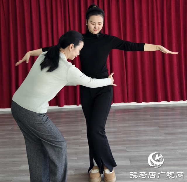 冬日燃脂告別“枯燥冷” 拉丁舞成駐馬店市民運(yùn)動新寵