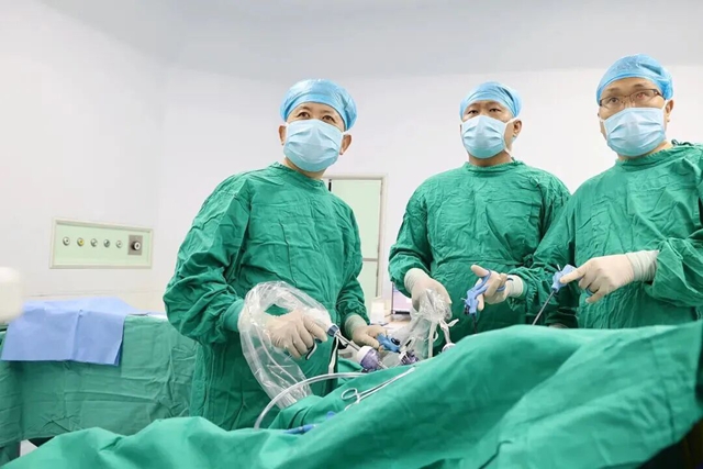 腹痛別都當(dāng)胃??！男子聚餐后突發(fā)膽囊炎，微創(chuàng)手術(shù)助其康復(fù)