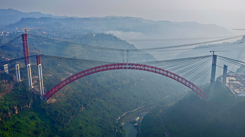 世界跨徑最大鋼拱橋鳳來(lái)大溪河特大橋鋼桁拱合龍