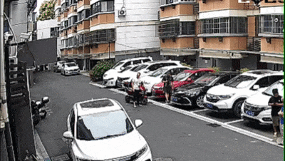 30斤行李箱竟“從天而降” 男子高空拋物被采取刑事強(qiáng)制措施