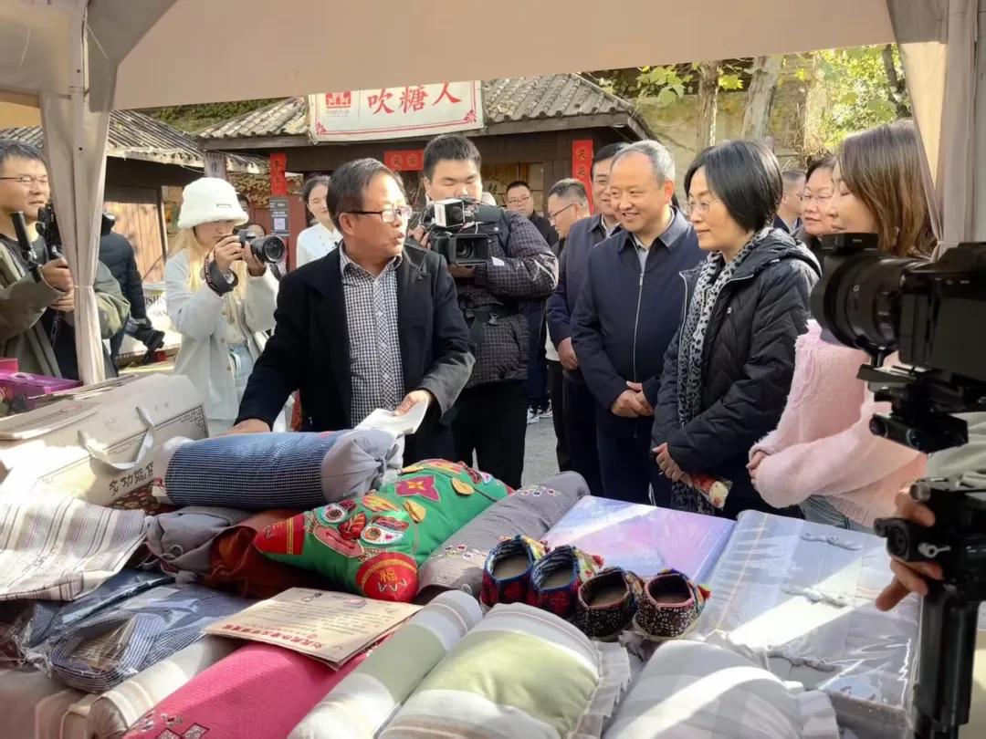 【活動(dòng)資訊】非遺匠心綻芳華 土布傳韻展新姿｜上蔡劉氏純樸老土布亮相2025河南省“鄉(xiāng)村好物展”