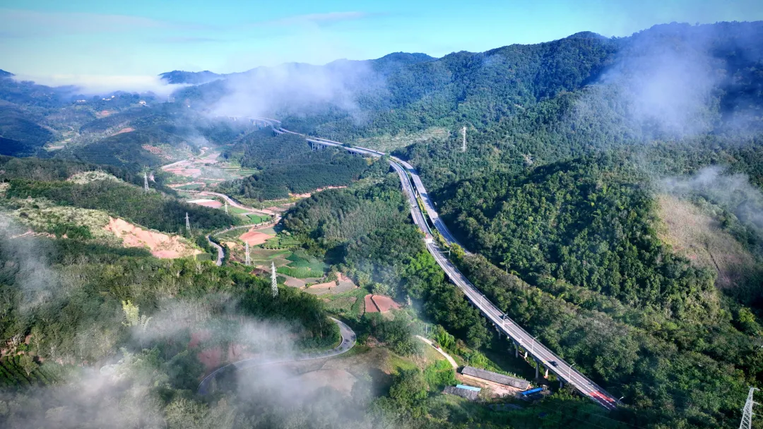 旅游風(fēng)景道：最美風(fēng)景在路上