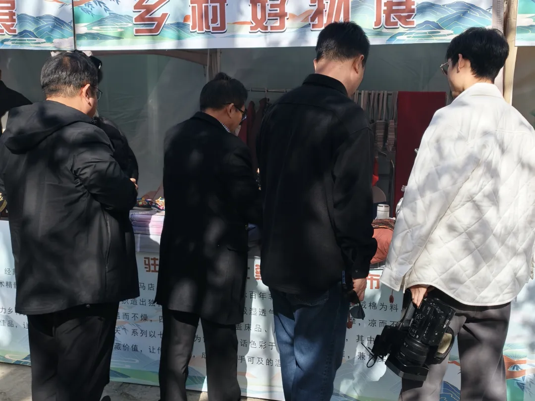 【活動(dòng)資訊】非遺匠心綻芳華 土布傳韻展新姿｜上蔡劉氏純樸老土布亮相2025河南省“鄉(xiāng)村好物展”