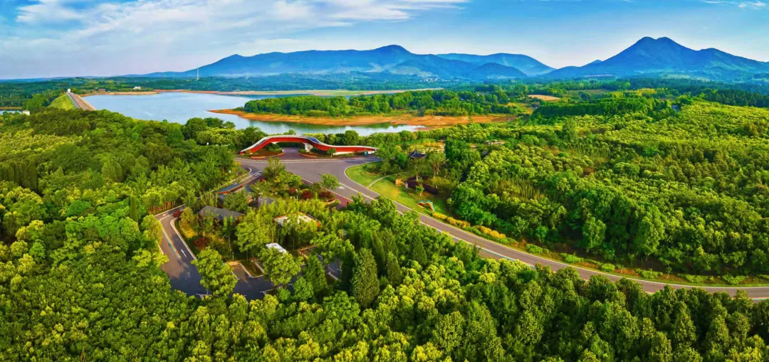 旅游風(fēng)景道：最美風(fēng)景在路上