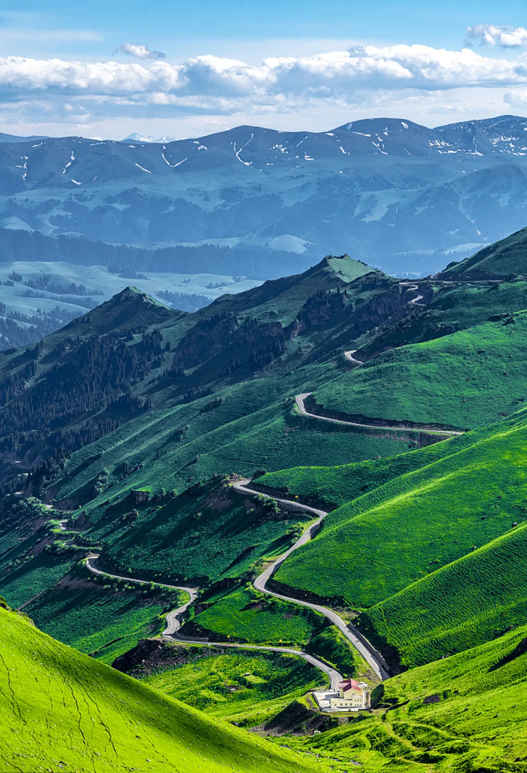 旅游風(fēng)景道：最美風(fēng)景在路上