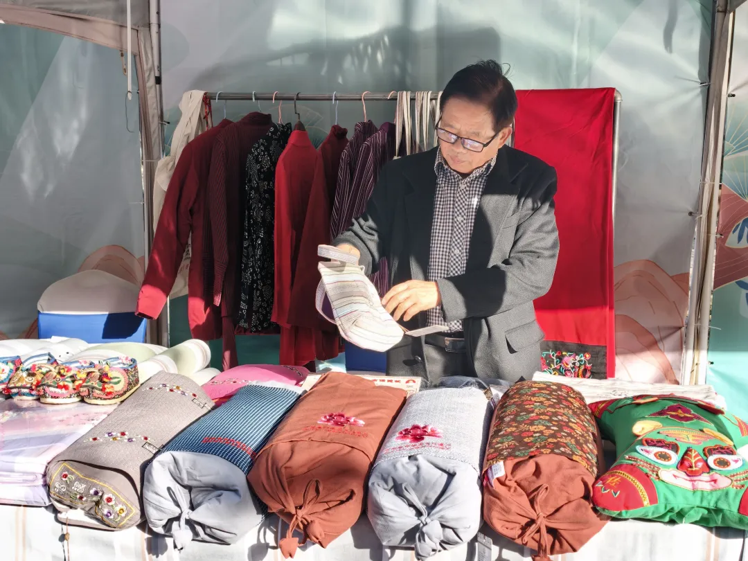 【活動(dòng)資訊】非遺匠心綻芳華 土布傳韻展新姿｜上蔡劉氏純樸老土布亮相2025河南省“鄉(xiāng)村好物展”