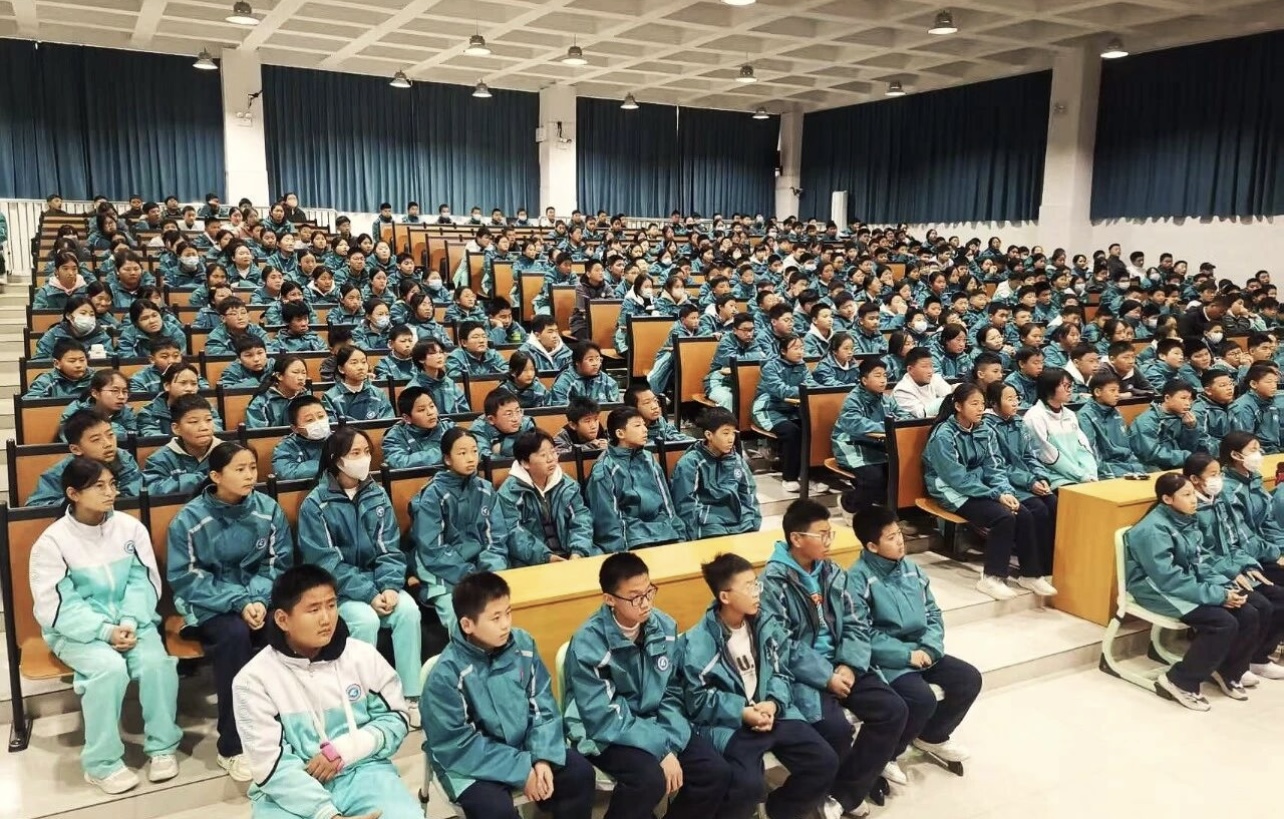  《我們是共產(chǎn)主義接班人》 歌聲從駐馬店市第四中學(xué)練江校區(qū)校園里飛出