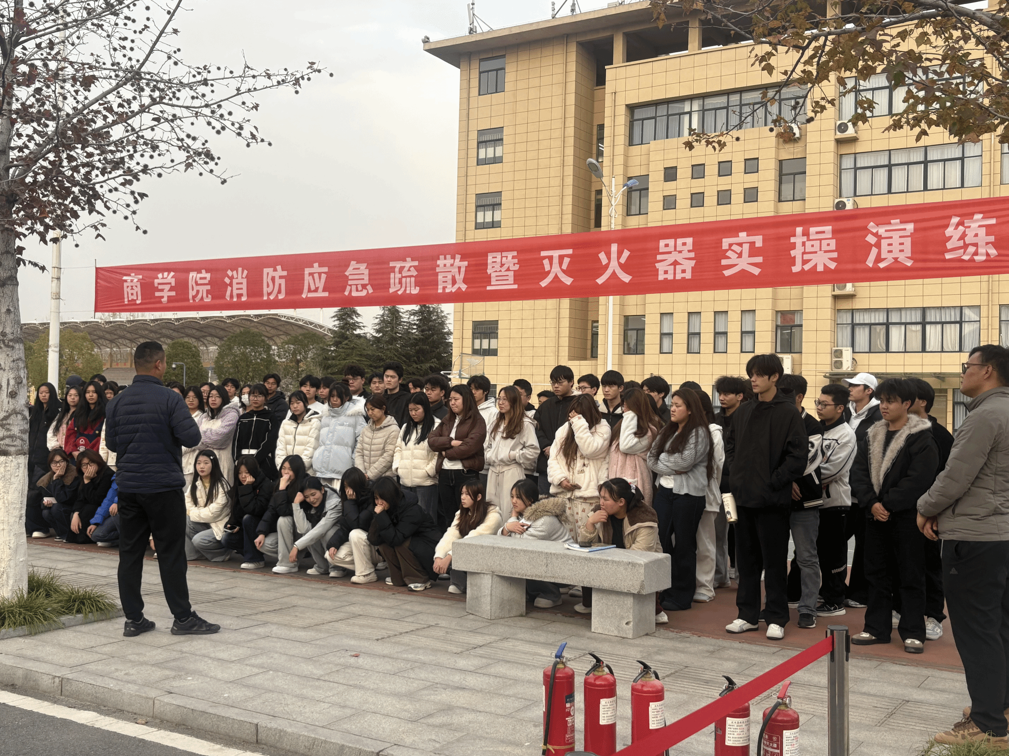  筑牢“防火墻”，上好“安全課”——駐馬店職業(yè)技術(shù)學(xué)院商學(xué)院開(kāi)展消防應(yīng)急疏散暨滅火器實(shí)操演練活動(dòng)