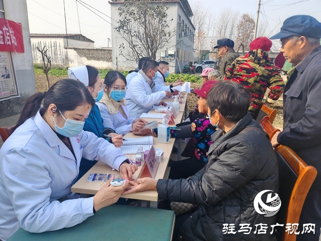 平輿縣人民醫(yī)院專家團(tuán)赴萬(wàn)金店鎮(zhèn)土店村開(kāi)展義診活動(dòng)