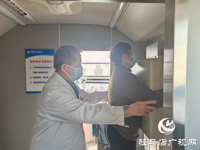 平輿縣人民醫(yī)院專家團(tuán)赴萬(wàn)金店鎮(zhèn)土店村開(kāi)展義診活動(dòng)