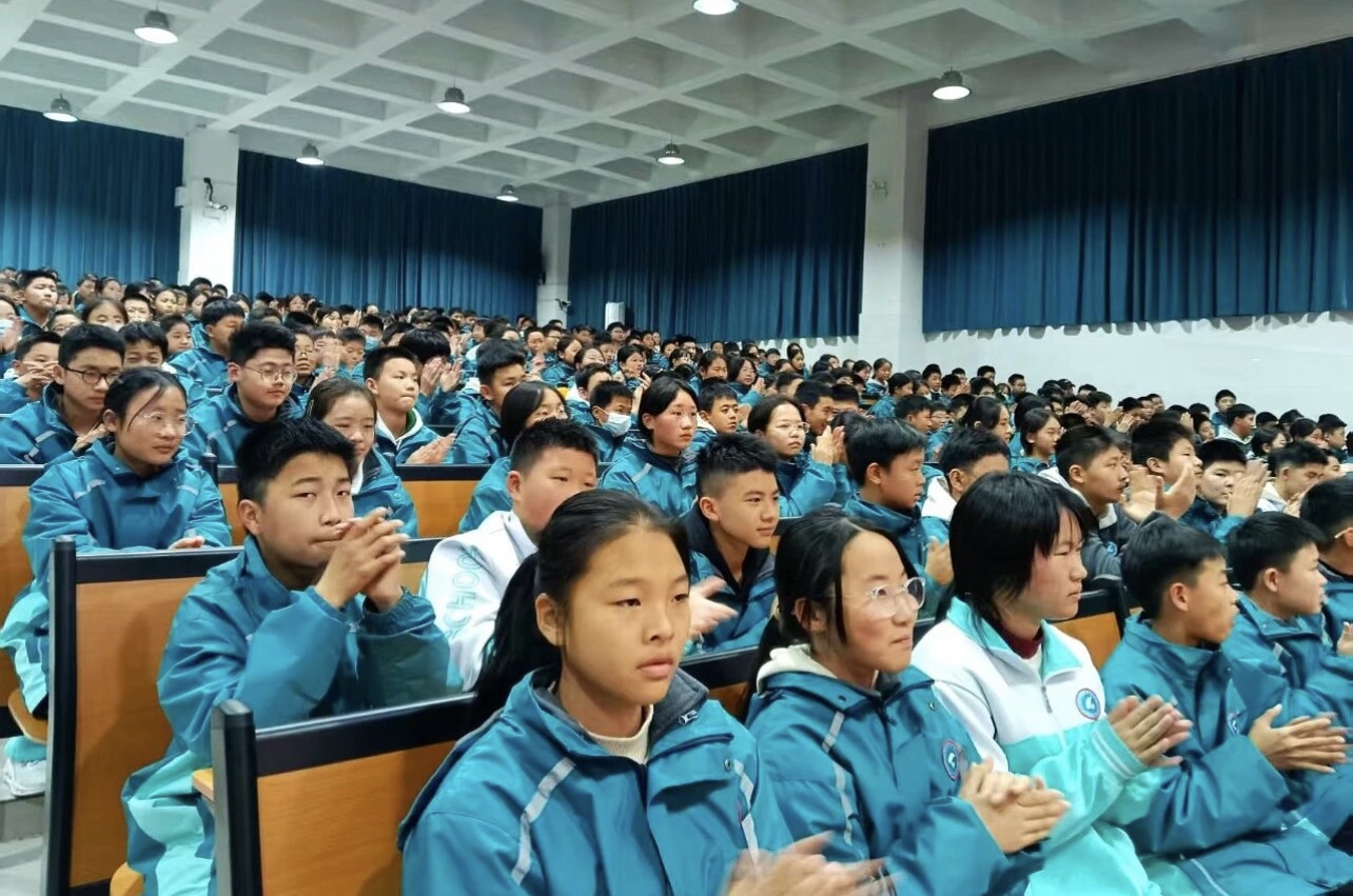  《我們是共產(chǎn)主義接班人》 歌聲從駐馬店市第四中學(xué)練江校區(qū)校園里飛出