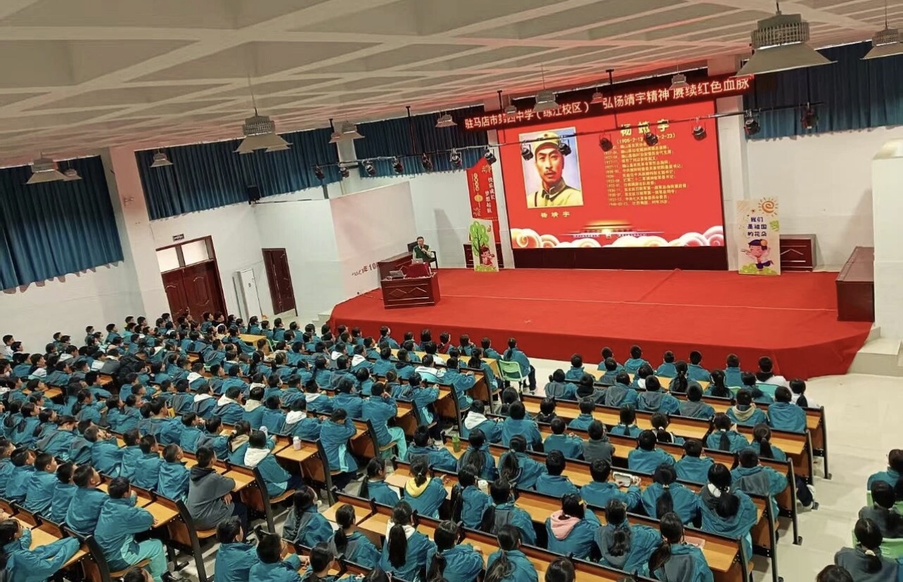  《我們是共產(chǎn)主義接班人》 歌聲從駐馬店市第四中學(xué)練江校區(qū)校園里飛出