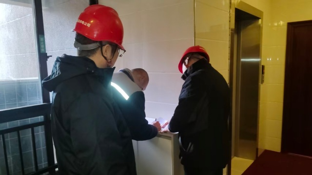 國網(wǎng)泌陽縣供電公司:排查高層小區(qū)隱患 筑牢冬季用電“防火墻”