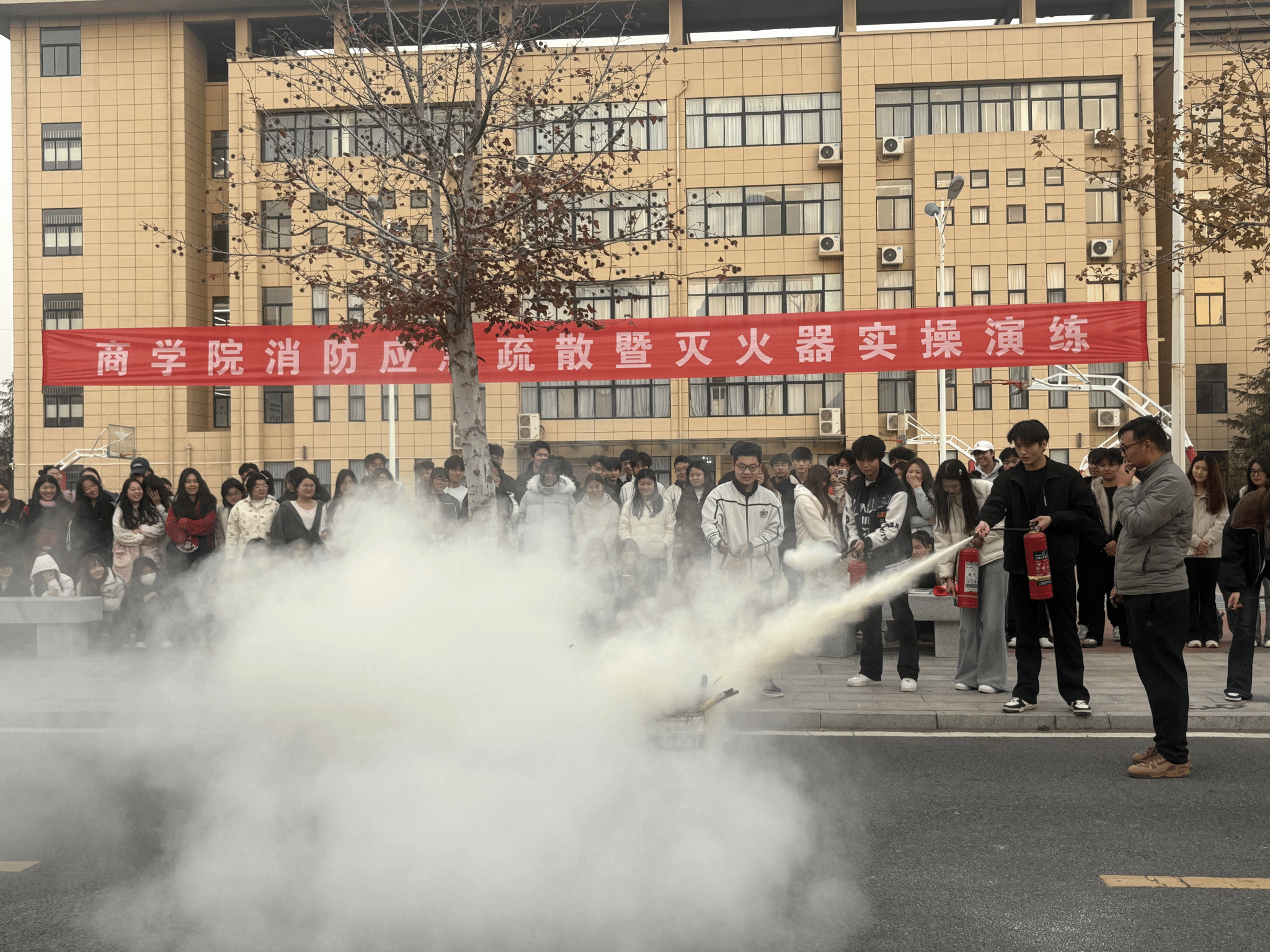  筑牢“防火墻”，上好“安全課”——駐馬店職業(yè)技術(shù)學(xué)院商學(xué)院開(kāi)展消防應(yīng)急疏散暨滅火器實(shí)操演練活動(dòng)