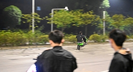 時(shí)速破百、燈光眩目……改裝電動(dòng)自行車“步步驚心”