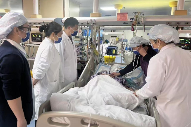 “謝謝大家，我不會沒有爸爸了！” 駐馬店市第一人民醫(yī)院多學(xué)科救治重癥“白肺”患者