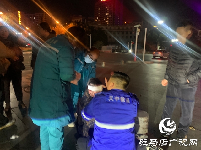 駐馬店開發(fā)區(qū)天中救援隊(duì)員深夜救助受傷市民 彰顯人道精神