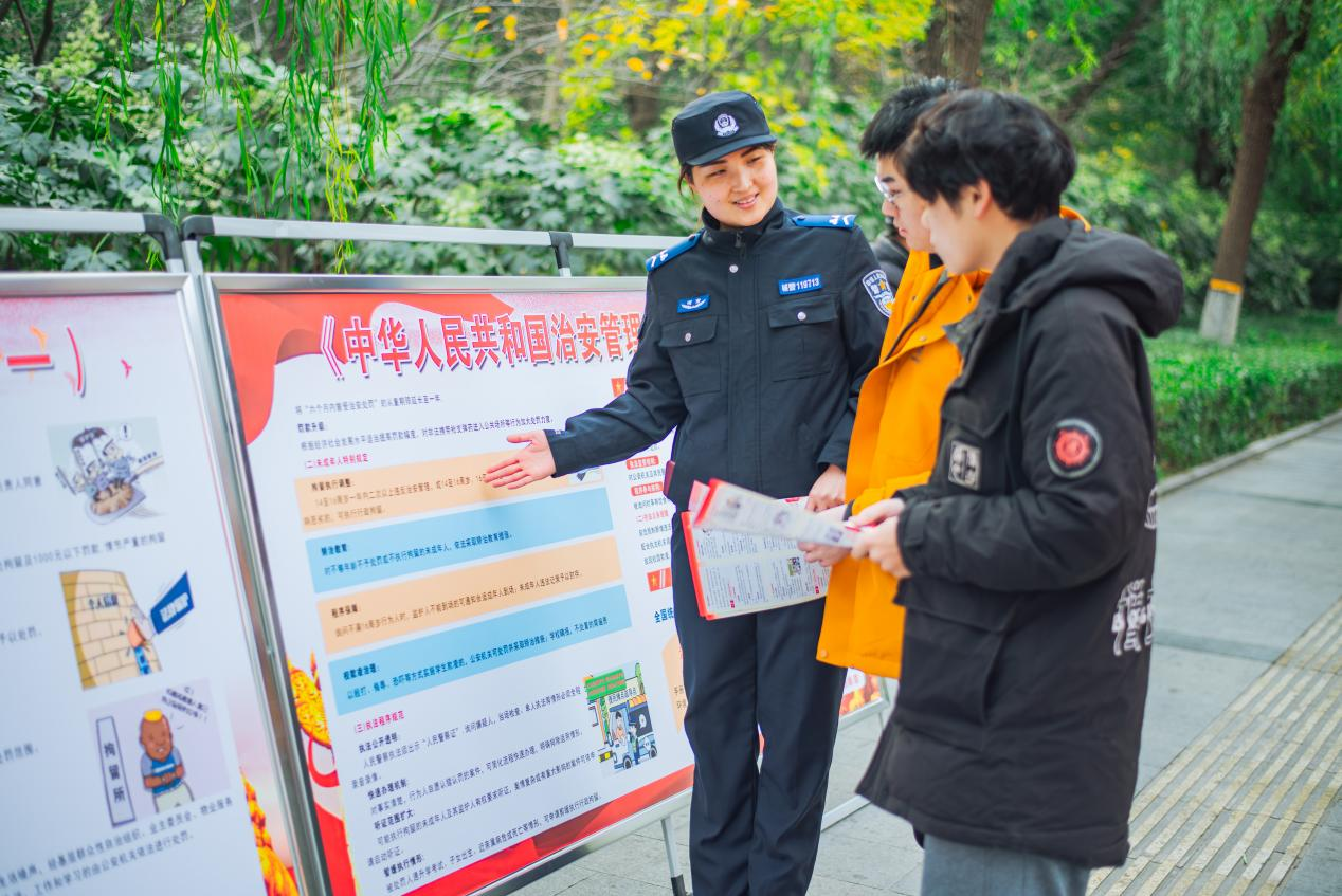 駐馬店市公安局經(jīng)濟開發(fā)區(qū)分局開展“國家憲法日”普法宣傳活動