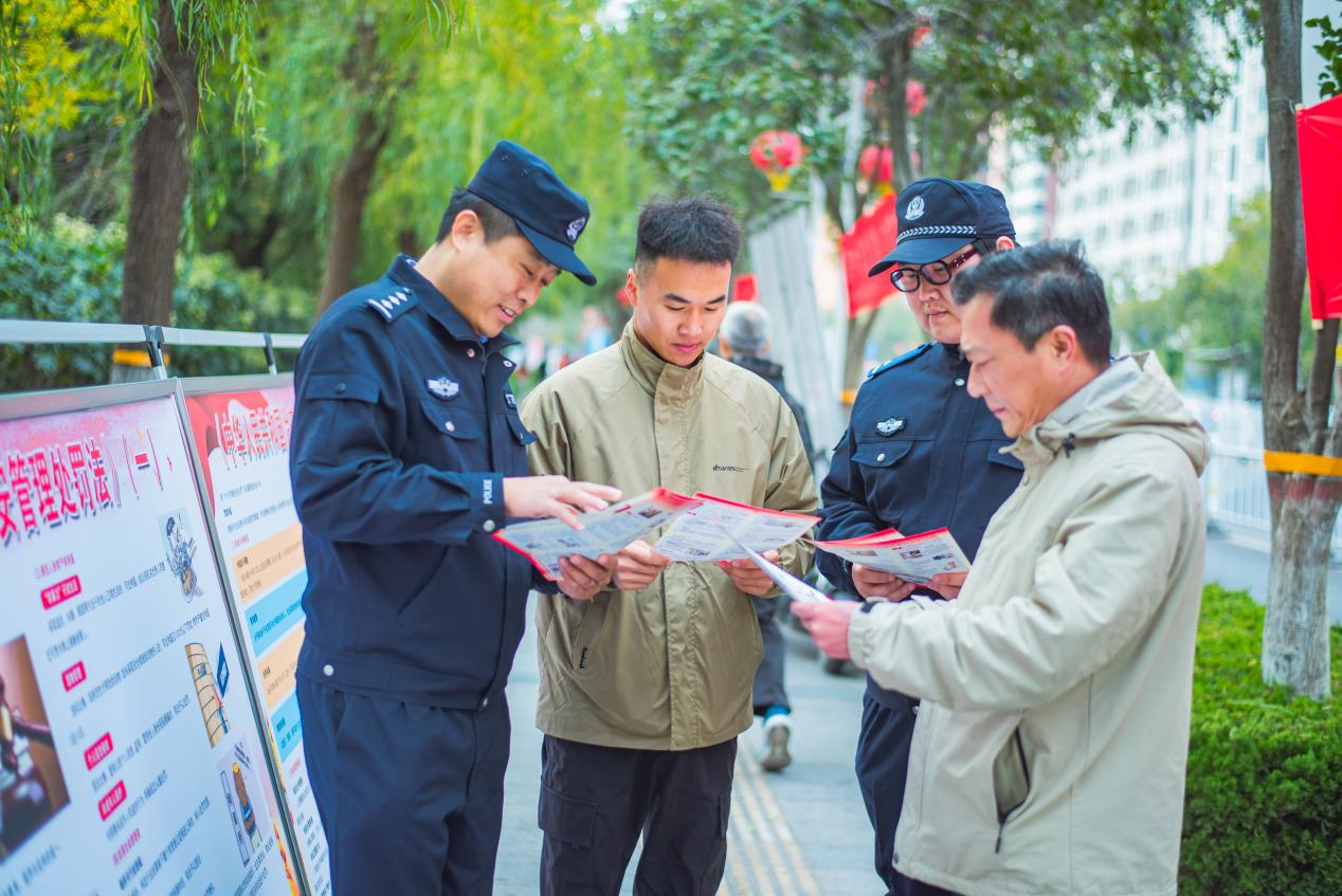 駐馬店市公安局經(jīng)濟開發(fā)區(qū)分局開展“國家憲法日”普法宣傳活動