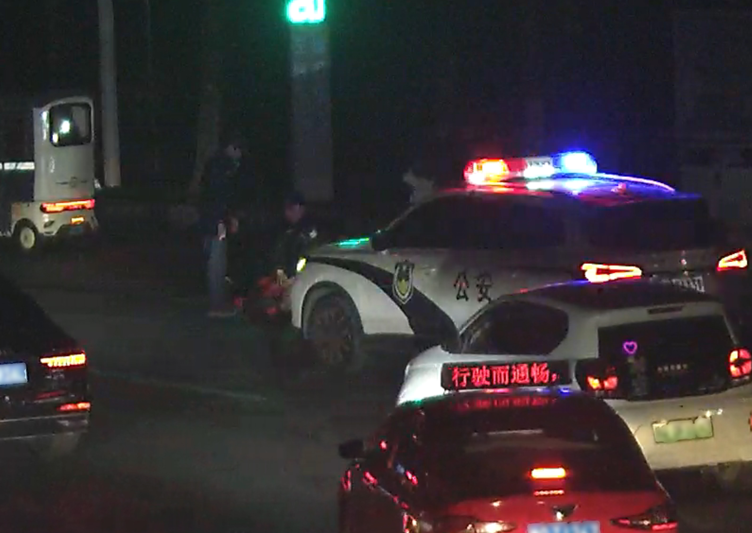 開發(fā)區(qū)：爭(zhēng)分奪秒 民警街頭心肺復(fù)蘇搶回老人一命