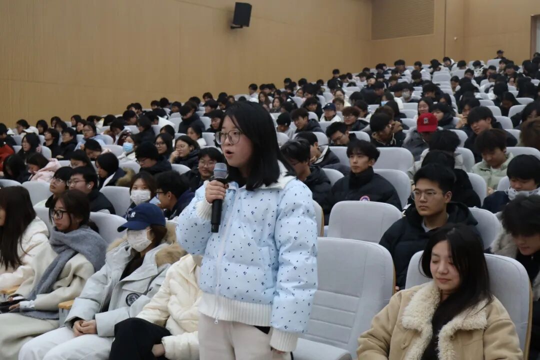  駐馬店幼兒師范高等專(zhuān)科學(xué)校黨委副書(shū)記、校長(zhǎng)李柯講授專(zhuān)題思政課