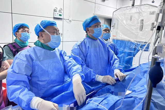 胸廓畸形致心臟“躺平”十年，多學科團隊精準消融解除“心頭慌”