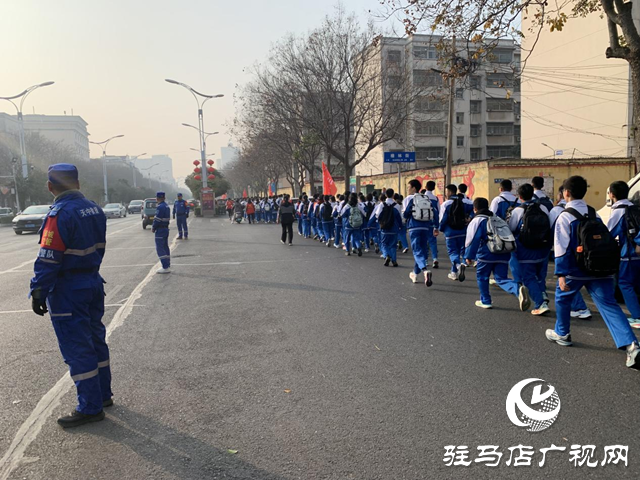 天中救援隊(duì)為駐馬店市第四初級(jí)中學(xué)師生冬季遠(yuǎn)足保駕護(hù)航