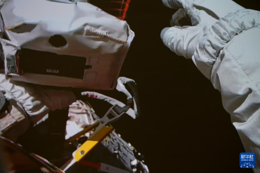 神舟二十一號(hào)航天員乘組圓滿完成第一次出艙活動(dòng)