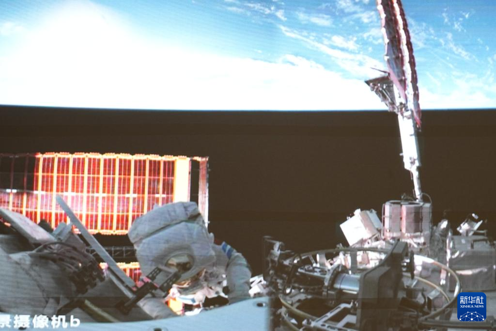 神舟二十一號(hào)航天員乘組圓滿完成第一次出艙活動(dòng)