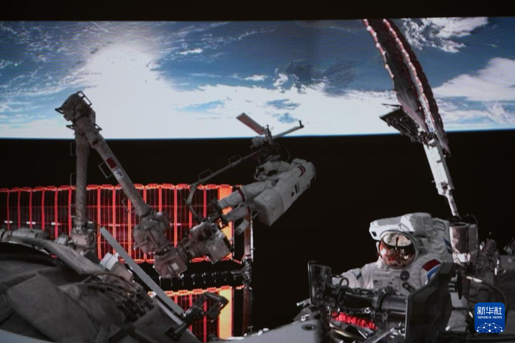 神舟二十一號(hào)航天員乘組圓滿完成第一次出艙活動(dòng)