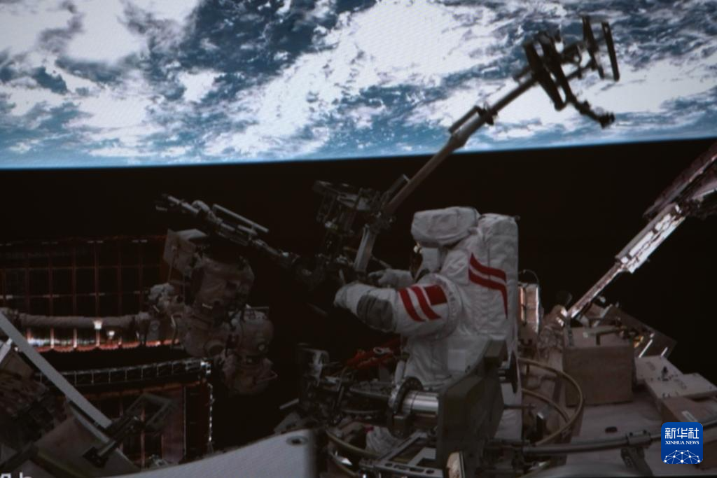 神舟二十一號(hào)航天員乘組圓滿完成第一次出艙活動(dòng)