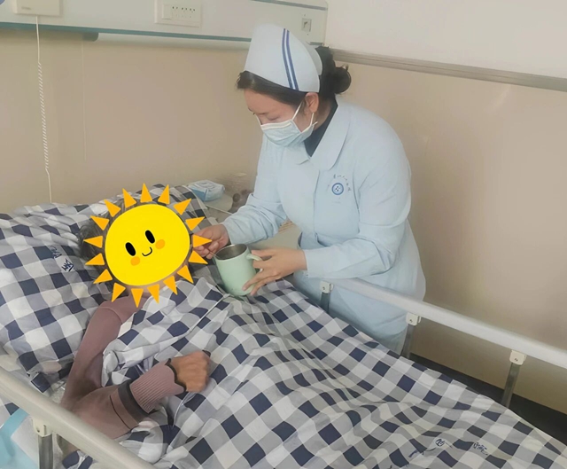 錦旗映初心 醫(yī)養(yǎng)暖夕陽(yáng):駐馬店市第一人民醫(yī)院西院區(qū)醫(yī)養(yǎng)結(jié)合科老人家屬的暖心致謝