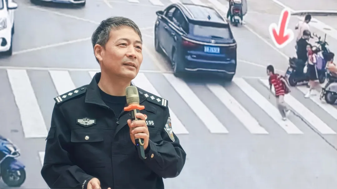 交通安全進(jìn)校園 護(hù)航平安成長(zhǎng)路_駐馬店實(shí)驗(yàn)小學(xué)開(kāi)展全國(guó)交通安全日主題活動(dòng)